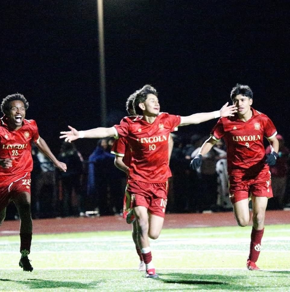 Lincoln pulls away late to beat Bondurant-Farrar 4-2