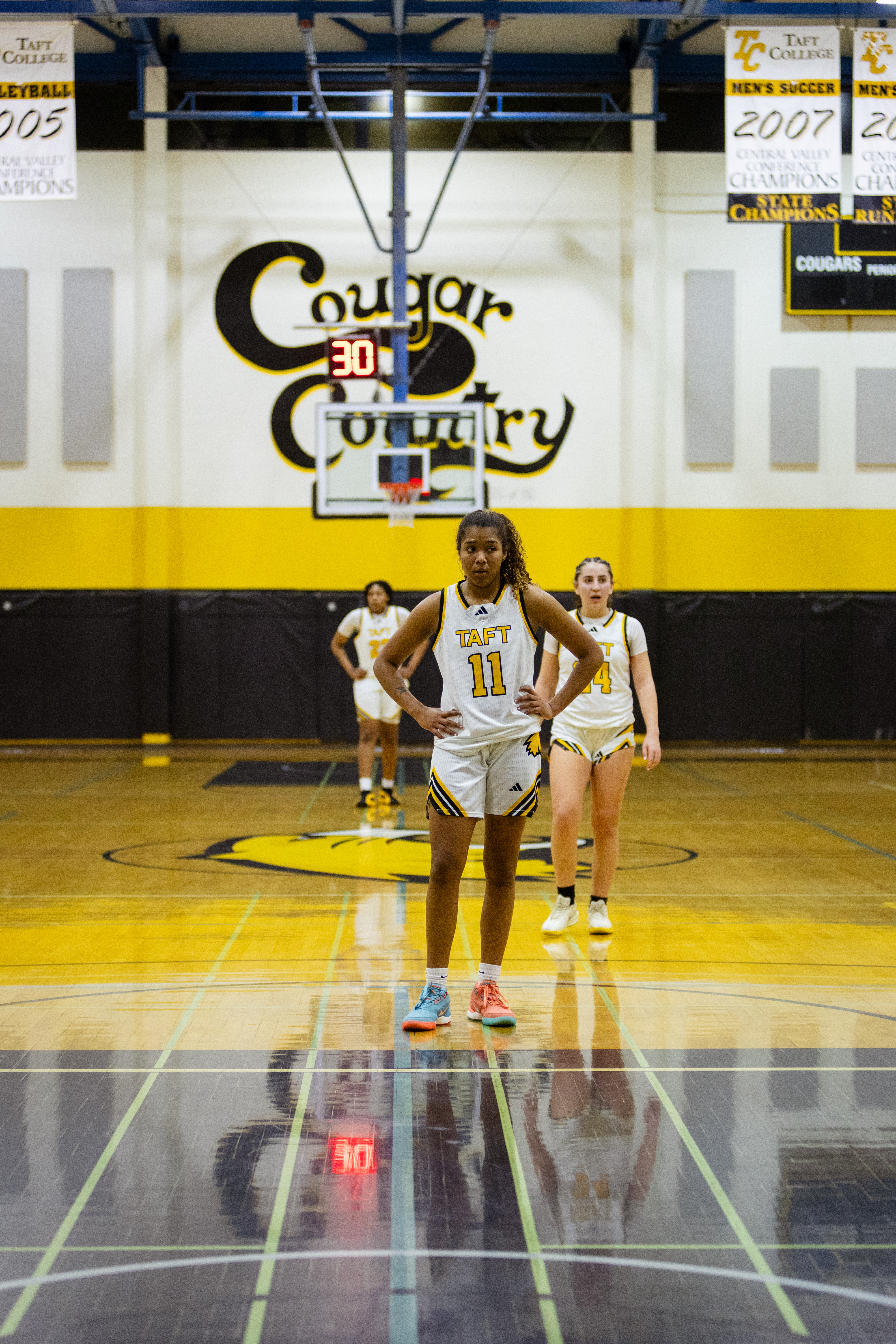 Third-Quarter Drought Costs Cougars in Sophomore Night Loss to Reedley